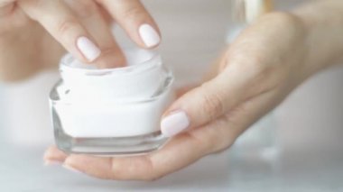 Sağlıklı cilt, kadın ve cilt bakım ürünleri, organik kozmetik ürünleri ve lüks güzellik markası için nemlendirici krem ya da vücut losyonu kullanan kadın eli.