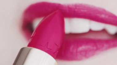 Dudakları pembe rujlu ve beyaz dişli gülümseyen, makro yakın plan mutlu kadın gülüşü, diş sağlığı ve güzellik makyajı