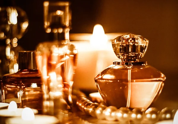 Flacon de parfum et parfum vintage sur la table de vanité glamour la nuit, bijoux de perles et eau de parfum comme cadeau de vacances, marque de beauté de luxe présente — Photo