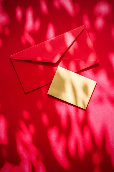 フラットレイアウトモックアップデザインとしての美容ブランドアイデンティティ、ビジネスカードと赤の影の背景にオンライン高級ブランドのための手紙 — ストック写真