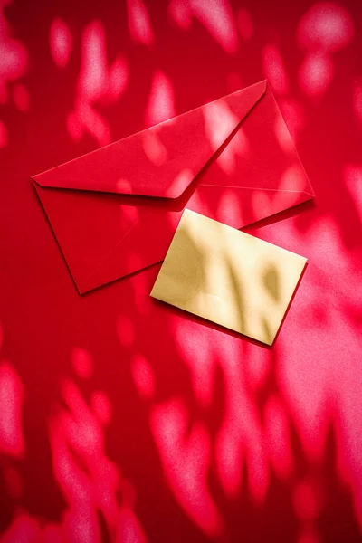 Identità del marchio di bellezza come design flatlay mockup, biglietto da visita e lettera per il marchio di lusso online su sfondo ombra rossa — Foto Stock