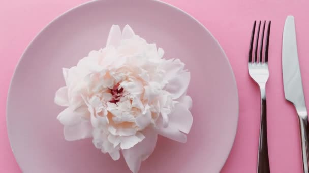 Apparecchiatura tavola rosa con fiori di peonia sul piatto e argenteria per cene di lusso, matrimoni o feste di compleanno — Video Stock