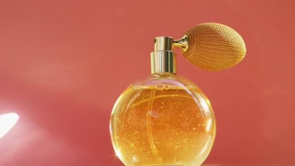 Gouden parfumfles en stralende lichtfakkels, chique geur als luxeproduct voor cosmetisch en schoonheidsmerk — Stockvideo