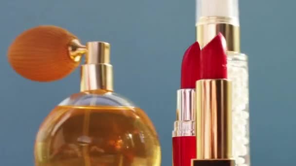 Набір косметичних засобів для макіяжу зі шкіри, парфумів та помади, святкова косметика та бренд розкоші — стокове відео