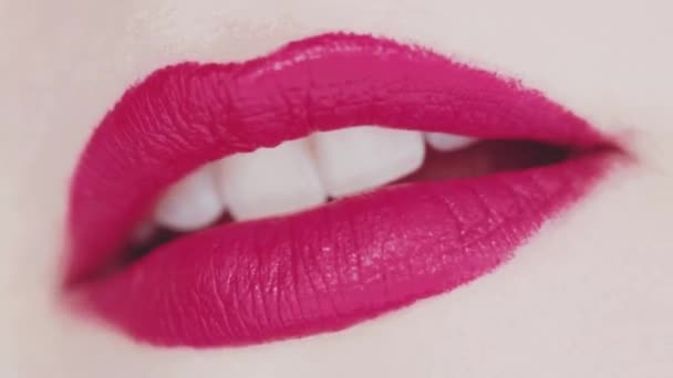 Labios con lápiz labial rosa y dientes blancos sonriendo, macro primer plano de sonrisa femenina feliz, salud dental y maquillaje de belleza — Vídeo de stock