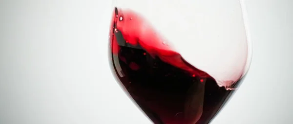 Glas Rotwein, einschenkendes Getränk bei luxuriöser Urlaubsverkostung, Qualitätskontrolle spritzender Flüssigkeitshintergrund für Önologie oder Premium-Weinbaumarke — Stockfoto