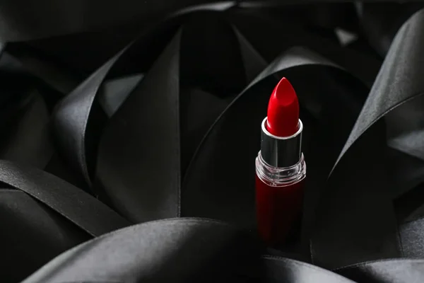 Batom vermelho em fundo de seda preta, maquiagem de luxo e cosméticos de beleza — Fotografia de Stock