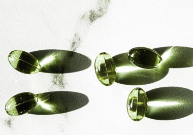 Sağlıklı beslenme için yeşil bitkisel kapsüller, ecza markası mağazası, probiyotik ilaç hapları sağlık hizmetleri için veya ilaç endüstrisi reklam ürünleri için destek ürünleri