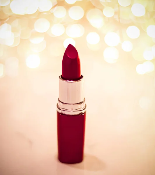 Lápiz labial rojo oscuro en Navidad dorada, Año Nuevo y San Valentín Día de vacaciones brillo fondo, maquillaje y cosméticos producto para la marca de belleza de lujo —  Fotos de Stock