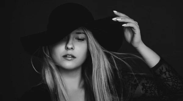 Beautiful blonde woman wearing a hat, artistic film portrait in black and white for fashion campaign and beauty brand — Stock Photo, Image