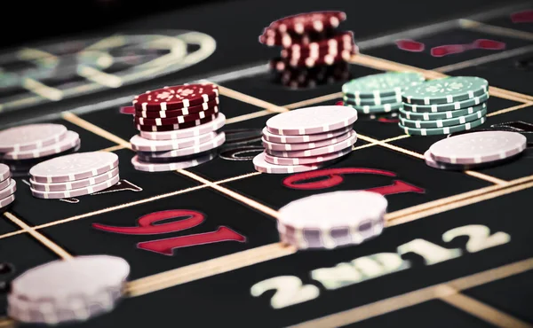 Kumarhanede bahis ve rulet oynamak, kumar reklamı — Stok fotoğraf