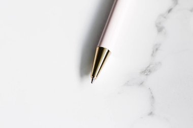 Mermer arka planda beyaz kalem, lüks kırtasiye ve ticari marka