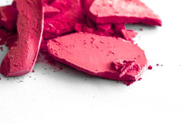 Makyaj paleti olarak pembe göz farı pudrası beyaz arka planda izole edilmiş, ezilmiş kozmetik ve güzellik dokusu