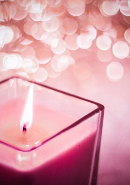 Noel 'de kırmızı aromalı mum ve yeni yıl arkaplanı, Sevgililer Günü lüks ev dekorasyonu ve tatil sezonu marka tasarımı.