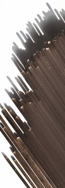 Çiğ çiğ spagetti, organik gıda malzemesi olarak İtalyan makarnası, makro ürün ve yemek kitabı tarifi.