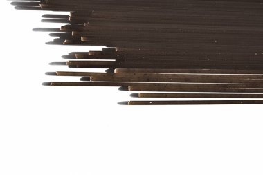 Çiğ çiğ spagetti, organik gıda malzemesi olarak İtalyan makarnası, makro ürün ve yemek kitabı tarifi.