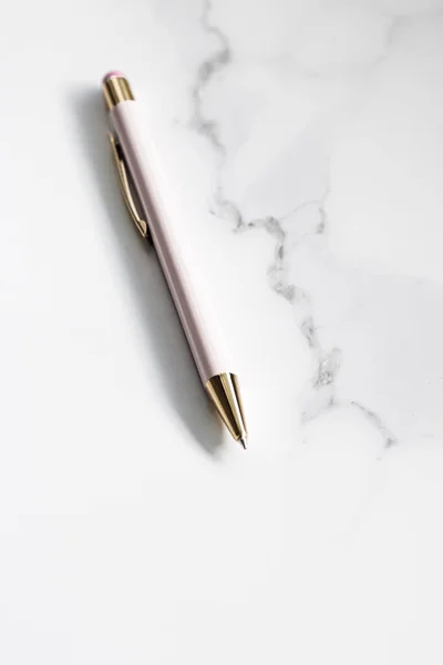 Fehér toll márvány háttér, luxus írószer és üzleti márka — Stock Fotó