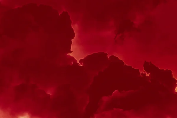 Llamas de fuego caliente o nubes rojas como diseño de fondo minimalista —  Fotos de Stock