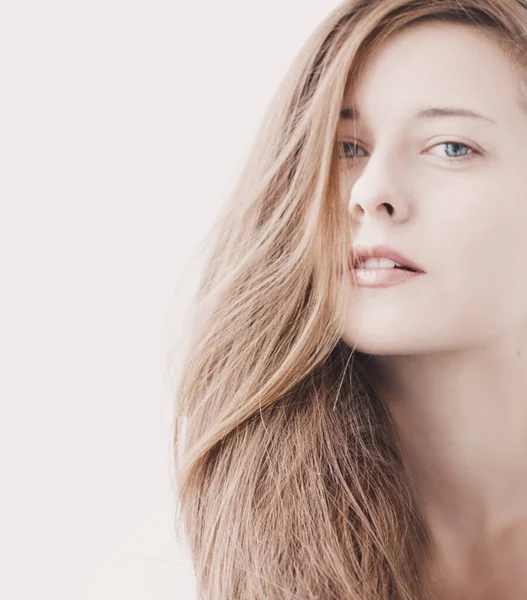 Genç bir kadının güzel yüzü, doğal makyaj görünüşü, cilt bakımı ve saç bakımı.