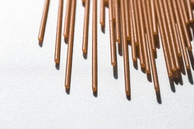 Kahverengi çiğ tahıllı spagetti, organik gıda malzemesi olarak İtalyan makarnası, makro ürün ve yemek kitabı tarifi.