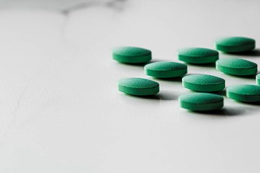 Bitkisel ilaç olarak nane hapları, ilaç markası, beslenme sağlık hizmetleri olarak probiyotik ilaçlar veya ilaç endüstrisi reklamları için diyet takviyesi ürünleri