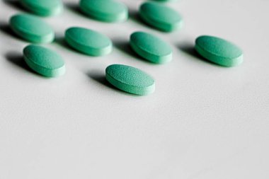 Bitkisel ilaç olarak nane hapları, ilaç markası, beslenme sağlık hizmetleri olarak probiyotik ilaçlar veya ilaç endüstrisi reklamları için diyet takviyesi ürünleri