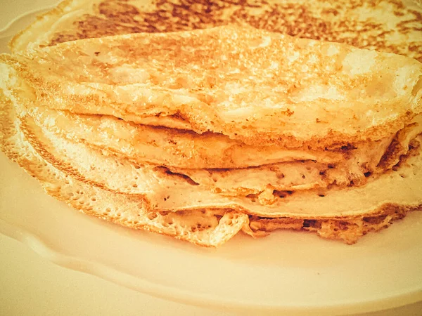 Nourriture authentique, crêpes maison minces sur fond de table en marbre, crêpes rustiques sans gluten pour le petit déjeuner comme recette de cuisine traditionnelle, design de marque saine — Photo