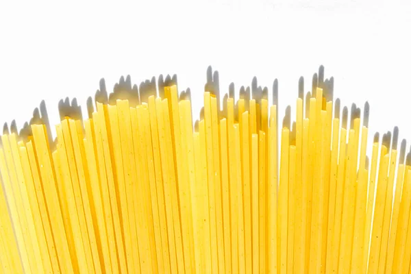 न शिजवलेले संपूर्ण धान्य स्पॅगेटी बंद, सेंद्रीय अन्न घटक, मॅक्रो उत्पादन आणि स्वयंपाक पुस्तक रेसिपी म्हणून इटालियन पेस्टा — स्टॉक फोटो, इमेज
