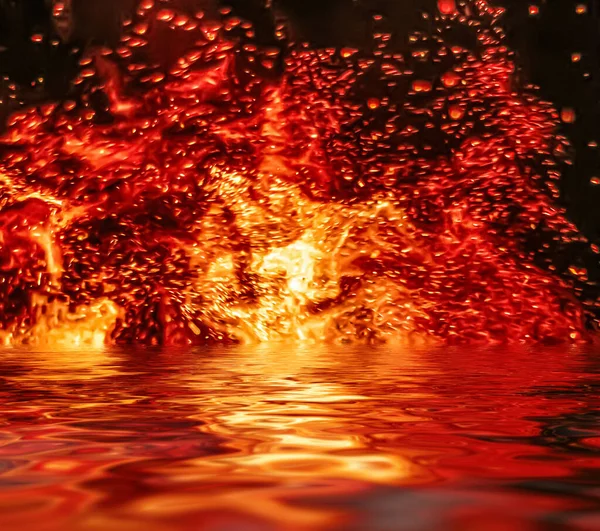 Las llamas de fuego caliente en el agua como elemento de la naturaleza y fondo abstracto —  Fotos de Stock