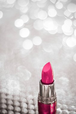 Gümüş Noel 'de pembe ruj, Yeni Yıl ve Sevgililer Günü arkaplanı, lüks güzellik markası için makyaj ve kozmetik ürünleri.