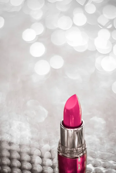 Rosa Lippenstift auf silbernen Weihnachten, Neujahr und Valentinstag Urlaub Glitzerhintergrund, Make-up und Kosmetikprodukt für Luxus-Beauty-Marke — Stockfoto