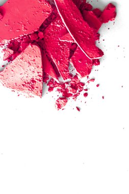 Makyaj paleti olarak pembe göz farı pudrası beyaz arka planda izole edilmiş, ezilmiş kozmetik ve güzellik dokusu