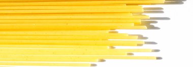 Pişmemiş tam tahıllı spagetti, organik gıda malzemesi olarak İtalyan makarnası, makro ürün ve yemek kitabı tarifi.