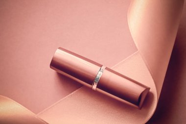 Lüks ruj ve pembe tatil arka planında ipek kurdele, güzellik markası ürün tasarımı için makyaj ve kozmetik flatlay