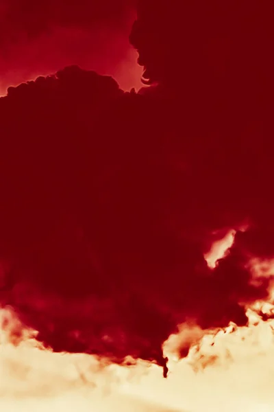 Sıcak ateş alevleri ya da arka plan tasarımı olarak kırmızı bulutlar — Stok fotoğraf