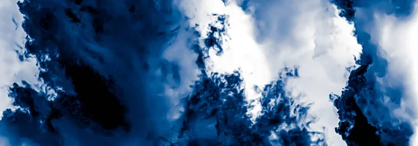 Minimalista sfondo blu nuvoloso come sfondo astratto, design minimale e spruzzi artistici — Foto Stock