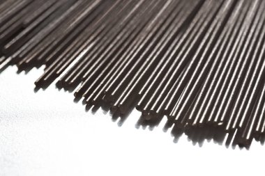 Çiğ çiğ spagetti, organik gıda malzemesi olarak İtalyan makarnası, makro ürün ve yemek kitabı tarifi.