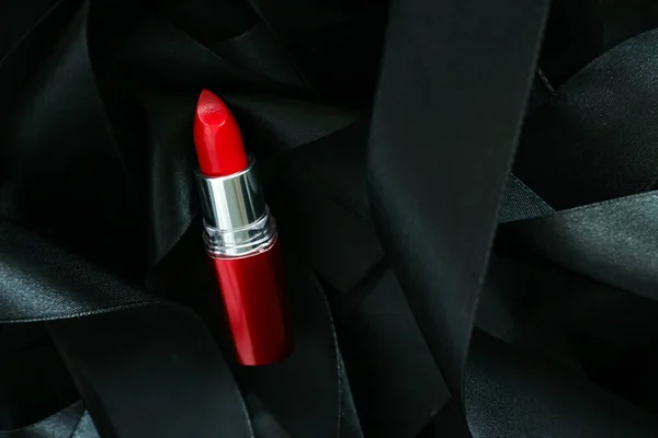 Rouge à lèvres rouge sur fond de soie noire, maquillage de luxe et cosmétiques de beauté — Photo