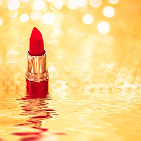 Lápiz labial rojo sobre fondo dorado, maquillaje y producto cosmético — Foto de Stock
