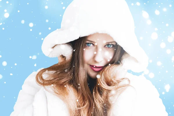 Natale e vacanza invernale ritratto di giovane donna in pelliccia bianca con cappuccio, neve su sfondo blu, moda e stile di vita — Foto Stock