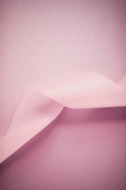 Kızarık pembe arka planda soyut ipek kurdele, tatil ürünleri tanıtımı için özel lüks marka tasarımı ve ihtişamlı sanat davetiyesi arkaplanı