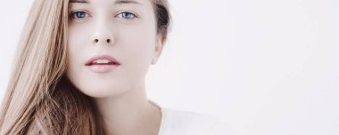 Genç bir kadının güzel yüzü, doğal makyaj görünüşü, cilt bakımı ve saç bakımı.