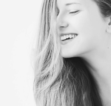 Genç bir kadının güzel yüzü, doğal makyaj görünüşü, cilt bakımı ve saç bakımı.