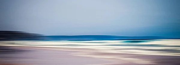 Fondo de la naturaleza costera vintage abstracta, vista de larga exposición de la costa del océano de ensueño, impresión de arte retro del mar, destino de vacaciones de playa para la marca de viaje de lujo —  Fotos de Stock