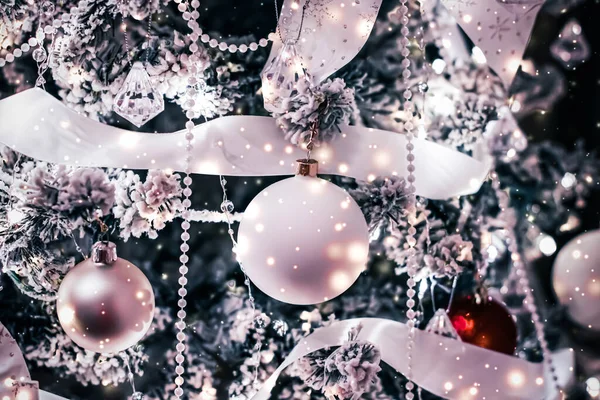 Vánoční ozdoby stromků, ozdoby, luky a věnce jako slavnostní výzdoba domova, ročník přání pro luxusní dovolenou značky, flatlay design — Stock fotografie