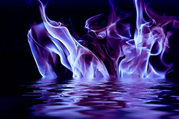 紫色烟雾在水中作为最小背景、魔法背景和流量设计 — 图库照片