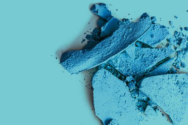 Makyaj paleti olarak mavi göz farı kaplaması, ezilmiş kozmetik ürünleri ve güzellik dokusu