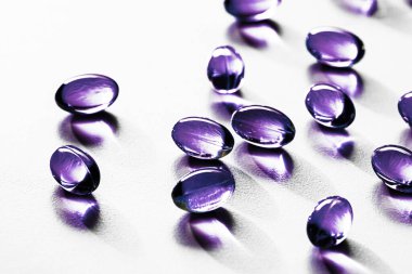 Sağlıklı beslenme için mor kapsüller, eczacılık markası mağazası, probiyotik ilaç hapları sağlık hizmeti olarak veya ilaç endüstrisi reklamları için destek ürünleri