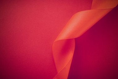 Gül arka planında soyut kıvrımlı ipek kurdele, tatil ürünleri tanıtımı için özel lüks marka tasarımı ve cazibeli sanat davetiyesi arka planı