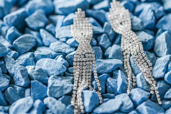 Orecchini di diamanti di lusso primo piano, gioielli e marca di moda — Foto Stock